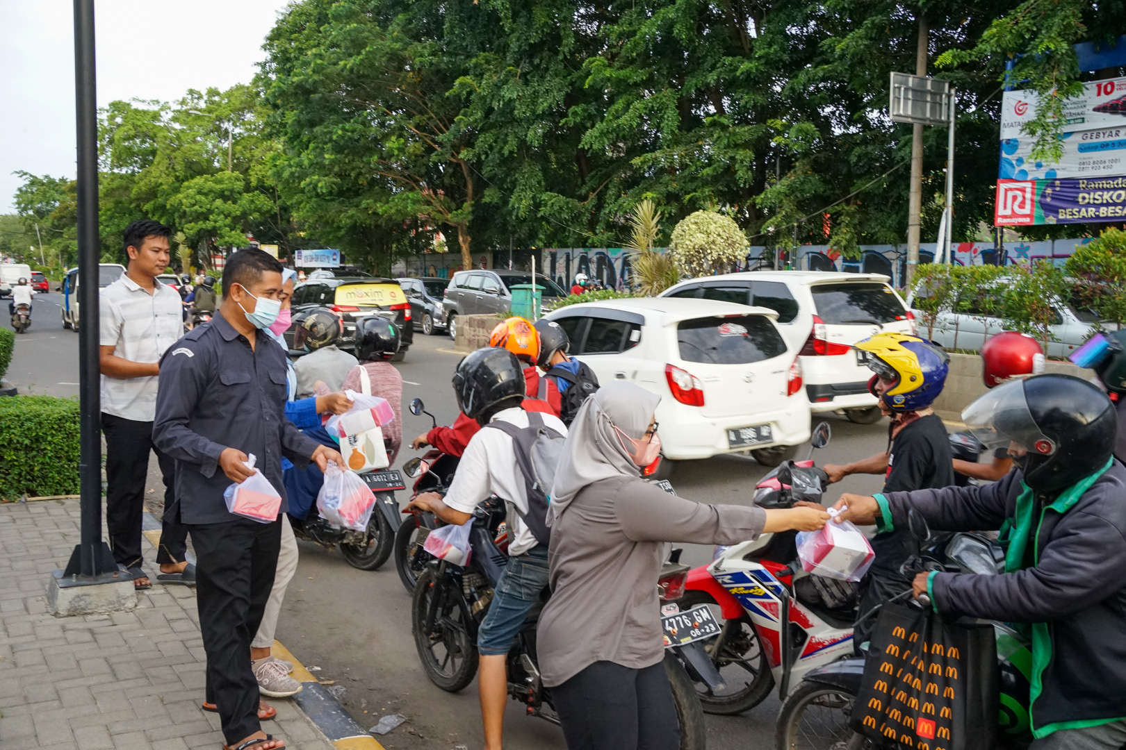 Bawaslu Banten Berbagi Takjil