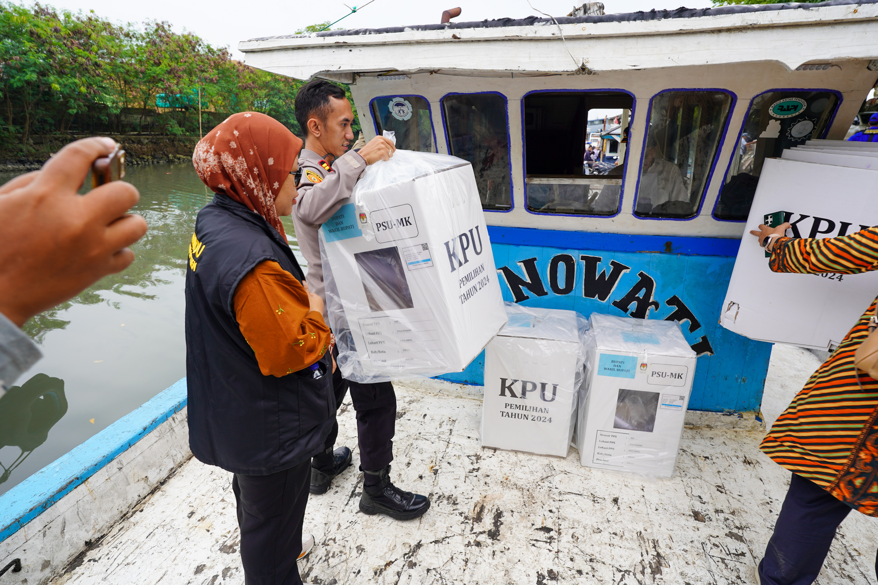 Bawaslu Banten Kawal Distribusi Logistik PSU ke Wilayah Pulau