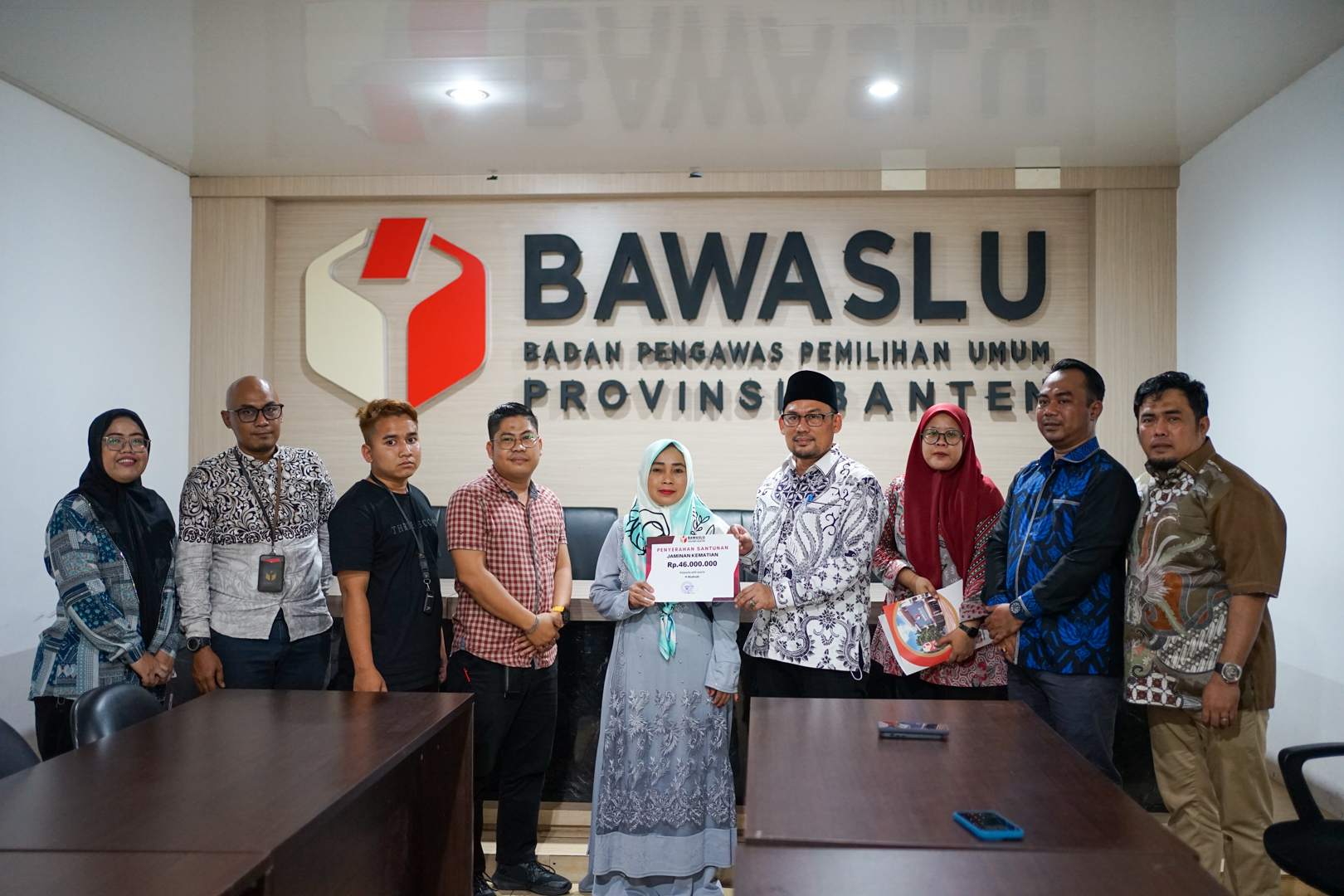 HUT Ke-16 Bawaslu, Bawaslu Banten Berikan Santunan Kepada Pengawas TPS yang Gugur dalam Tugas