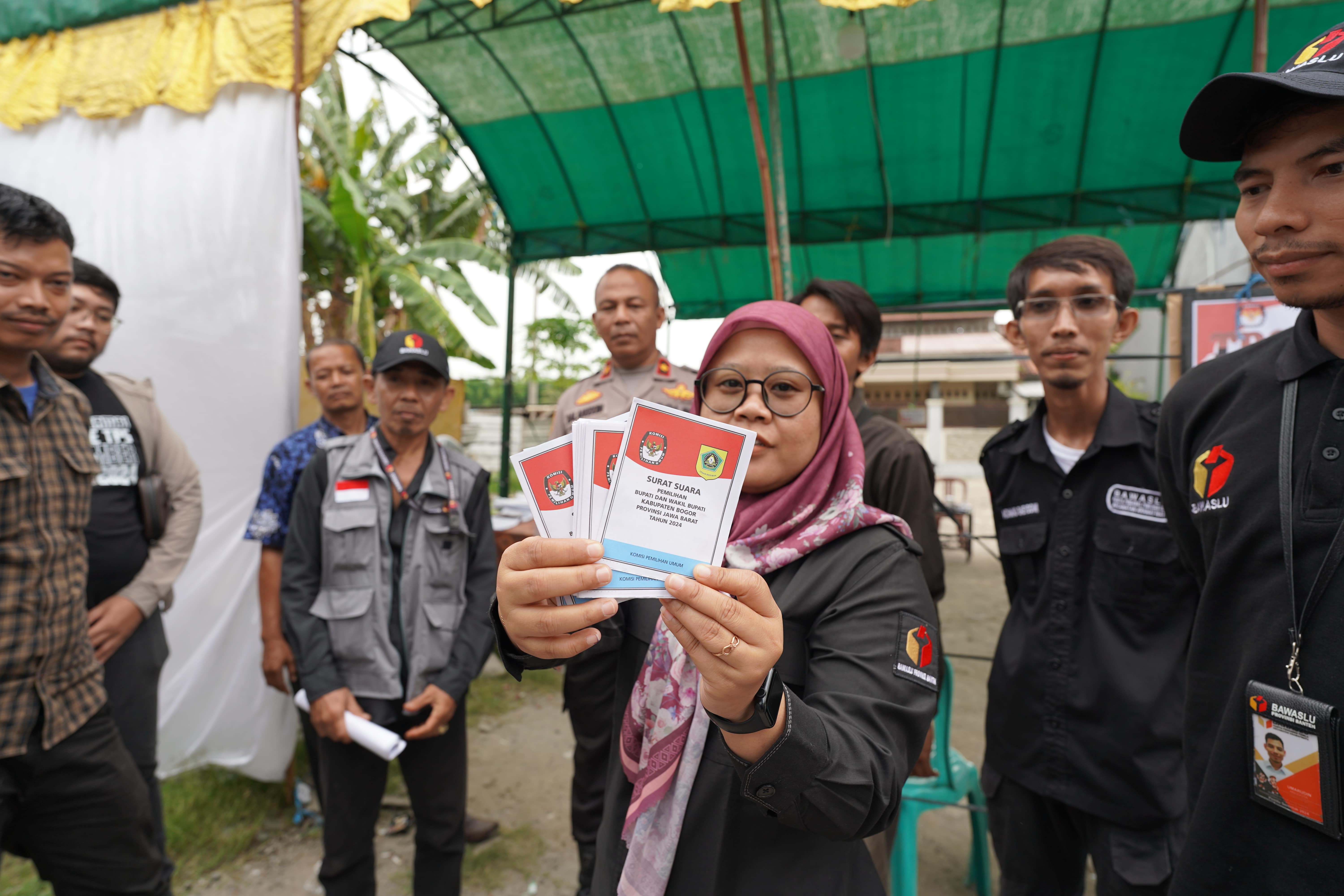 Bawaslu Banten Lakukan Pengecekan Surat Suara Tertukar