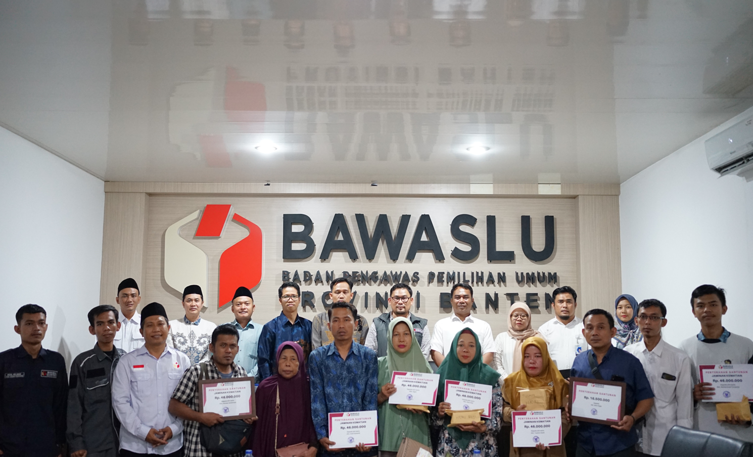 Bawaslu Banten Serahkan Santunan terhadap Panwascam dan PKD