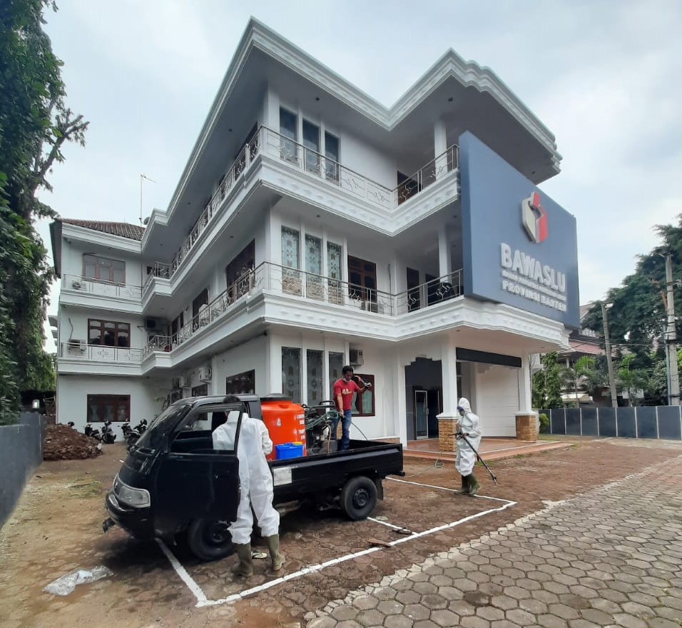Bawaslu Provinsi Banten Lakukan Penyemprotan Disinfektan Kantor Baru