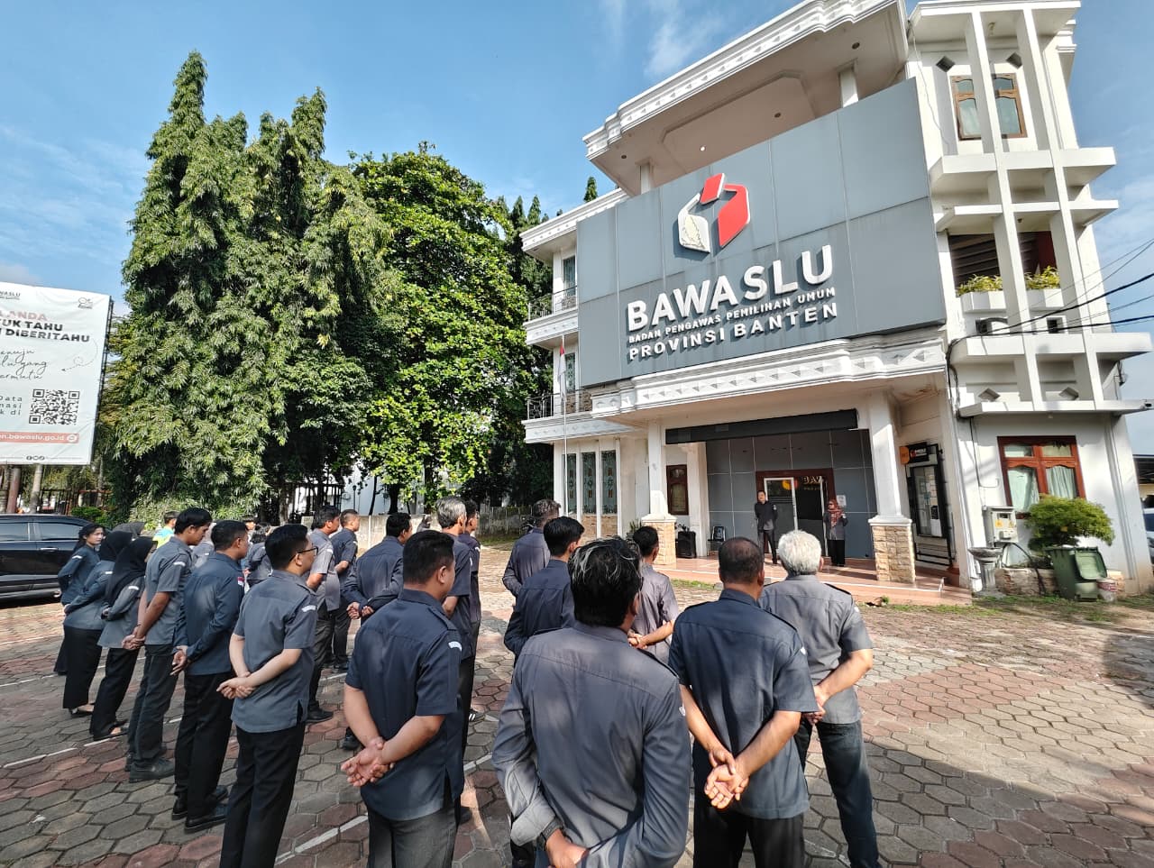 Barisan pegawai Bawaslu Provinsi Banten saat mengikuti apel rutin Senin pagi di halaman Kantor Bawaslu Provinsi Banten, Senin (5/1/2026).