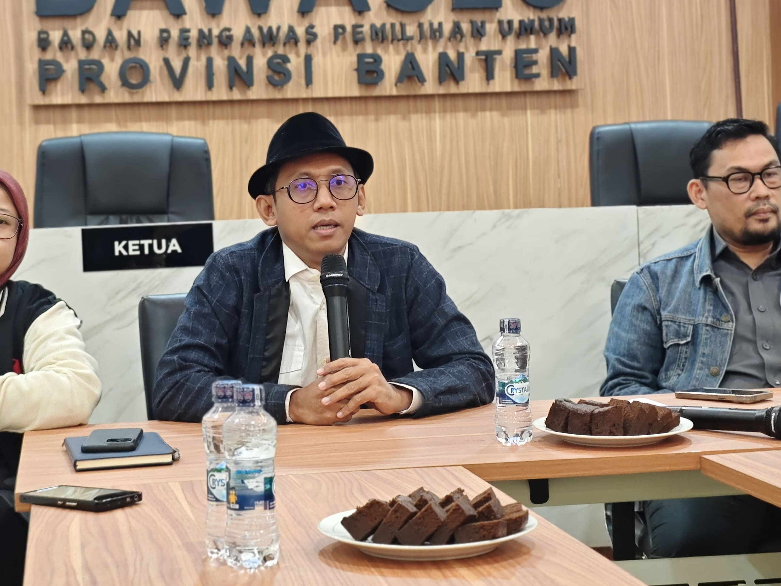 Anggota Bawaslu Provinsi Banten Samani saat memberikan arahan dalam Rapat Konsolidasi Bawaslu Provinsi Banten Tahun 2026 yang dilaksanakan secara hybrid