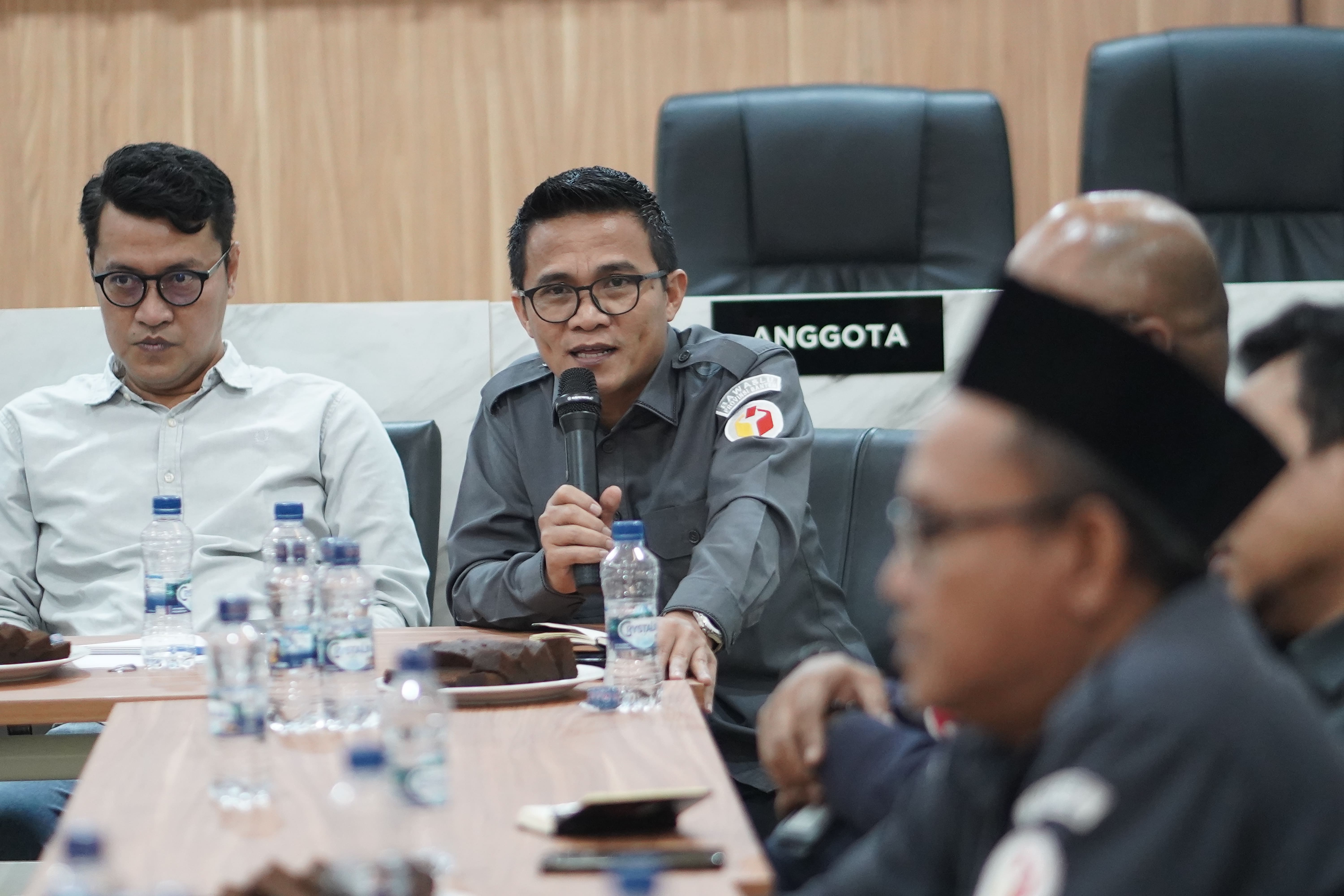 Anggota Bawaslu Provinsi Banten Badrul Munir saat memberikan arahan pada Rapat Konsolidasi Bawaslu Provinsi Banten Tahun 2026 yang digelar secara hybrid