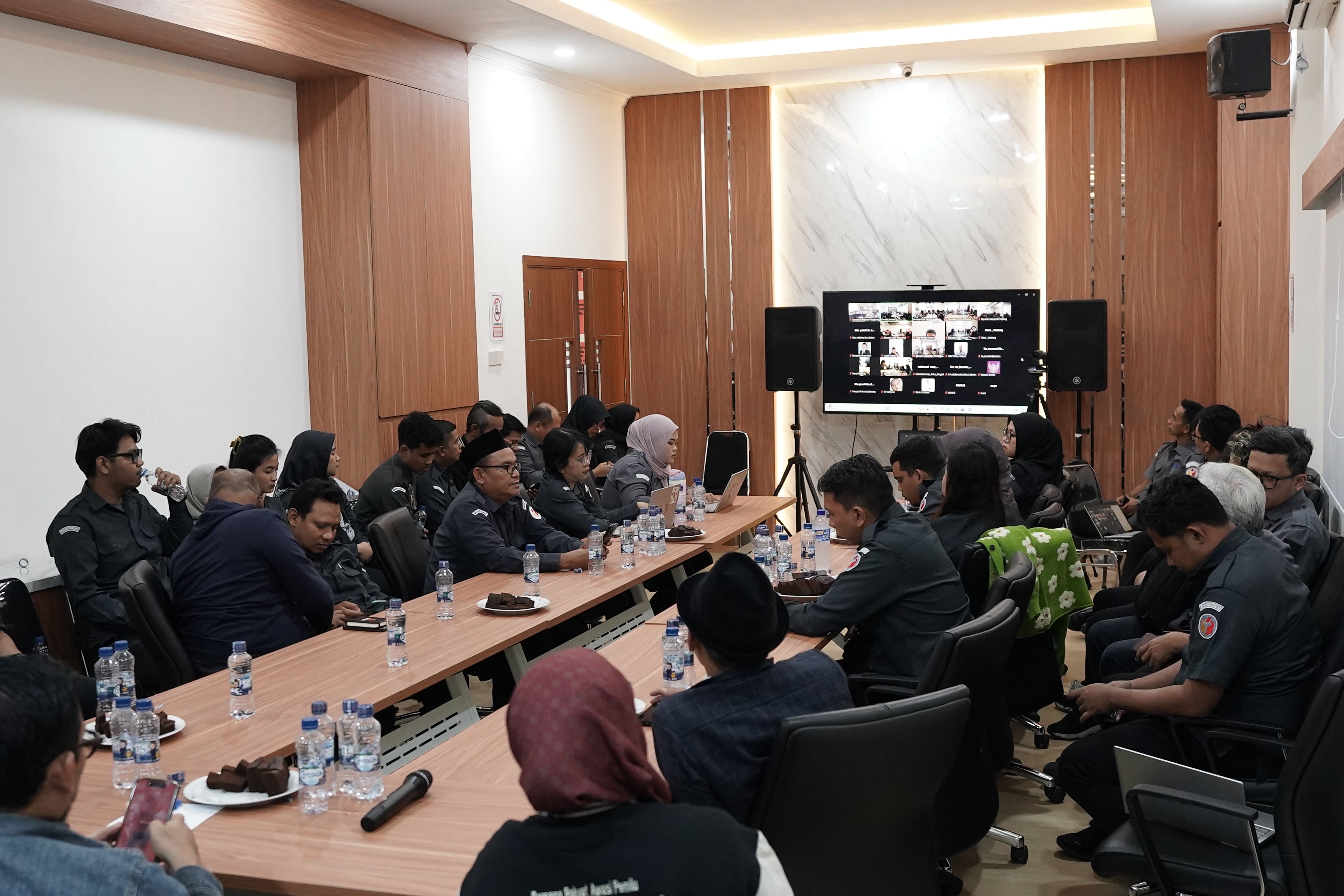 Jajaran Bawaslu Provinsi dan KabupatenKota se-Banten mengikuti Rapat Konsolidasi Tahun 2026 secara hybrid