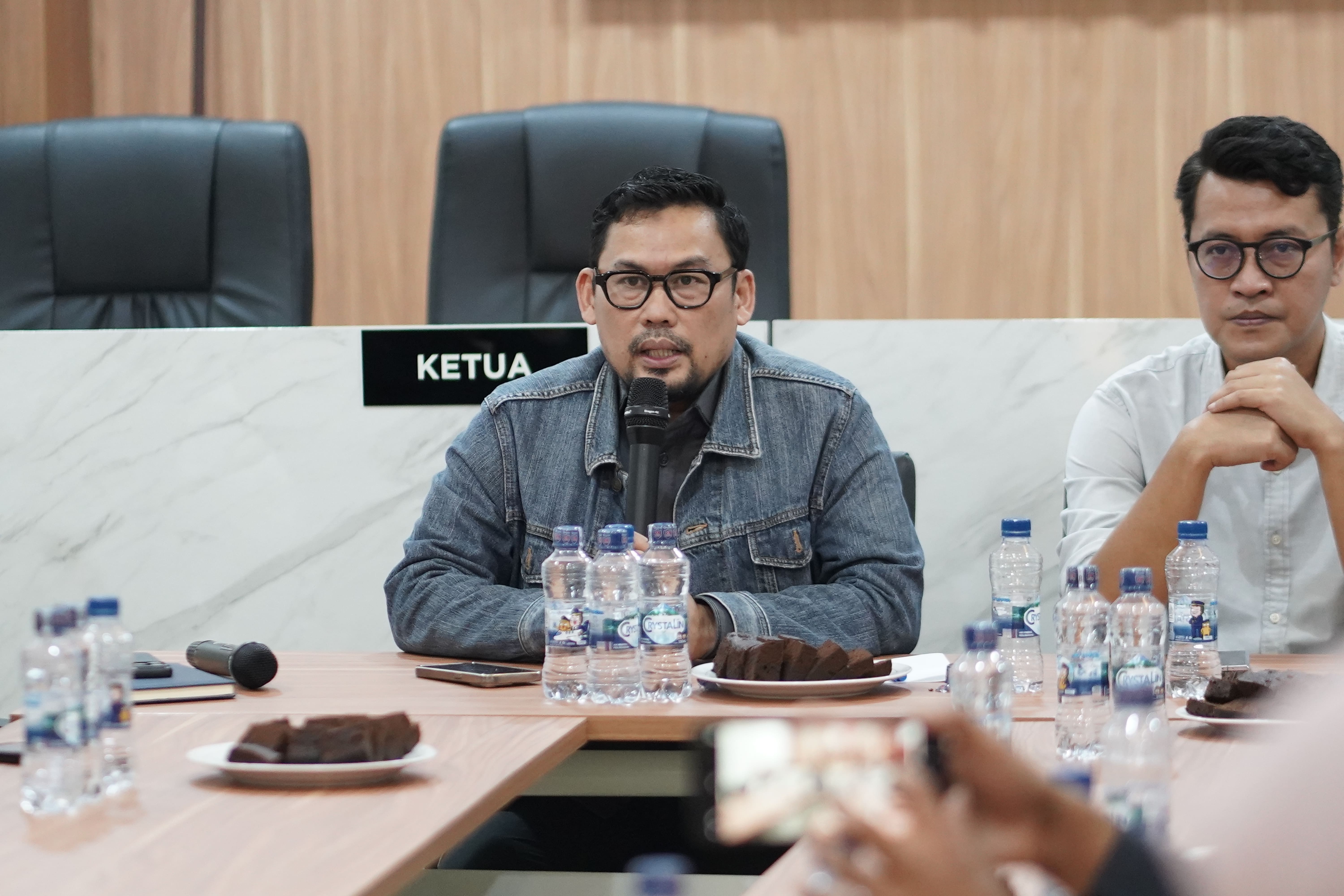 Ketua Bawaslu Provinsi Banten Ali Faisal saat memberikan arahan dalam Rapat Konsolidasi Bawaslu Provinsi Banten Tahun 2026 yang dilaksanakan secara hybrid