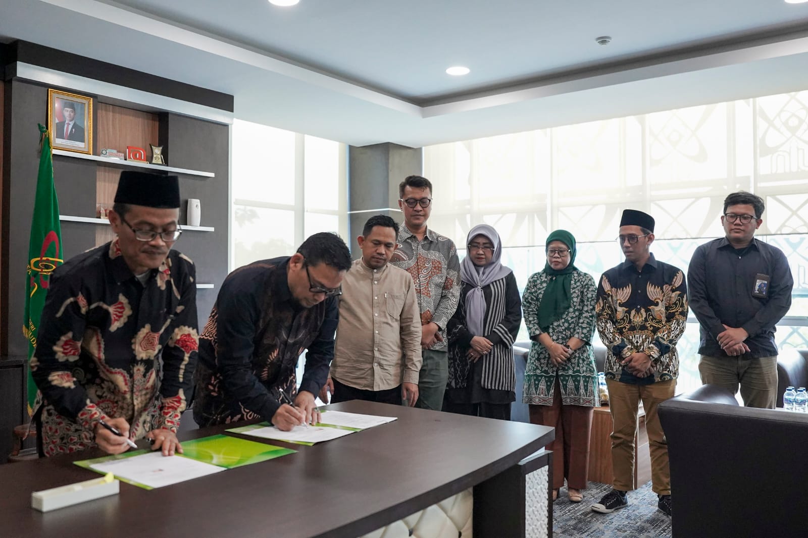 Prosesi Penandatanganan MOU oleh Ketua Bawaslu Provinsi Banten Ali Faisal dan Rektor UIN SMH Banten Prof. Dr. H. Muhammad Ishom, M.A di Kampus UIN SMH Banten, Kamis (13/11/2025).