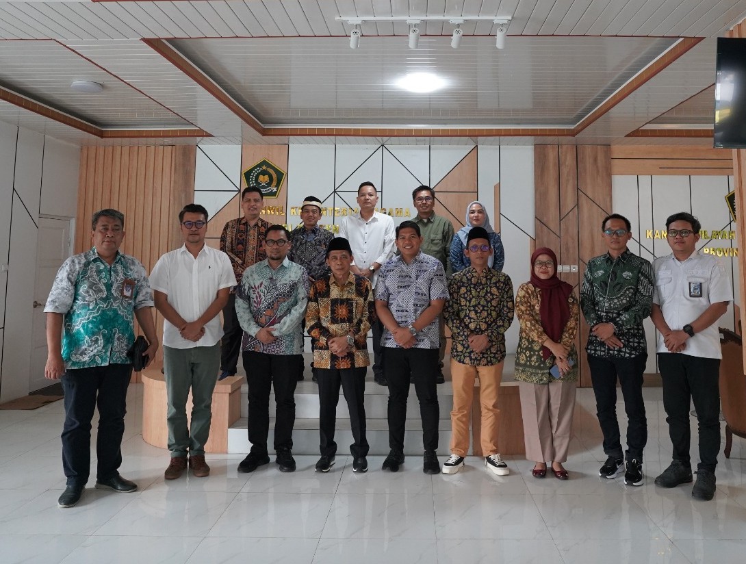 Ketua dan Anggota Bawaslu Banten bersama Kanwil Kemenag Provinsi Banten saat pelaksanaan audiensi di Kantor Kemenag Banten, Rabu (11/02/2026).