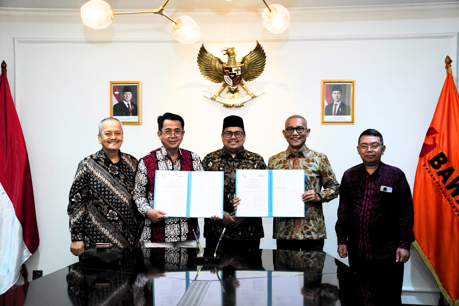 Keterangan Foto (kiri-kanan) Prof. Dr. Wazin, M.Si, Prof. Dr. Wasehudin, M.Si, Dr. Rahmat Bagja, SH., LLM  Drs. Ferdidan Eskol Sirait, MH., ME, dan Prof. Dr. Itang, MA