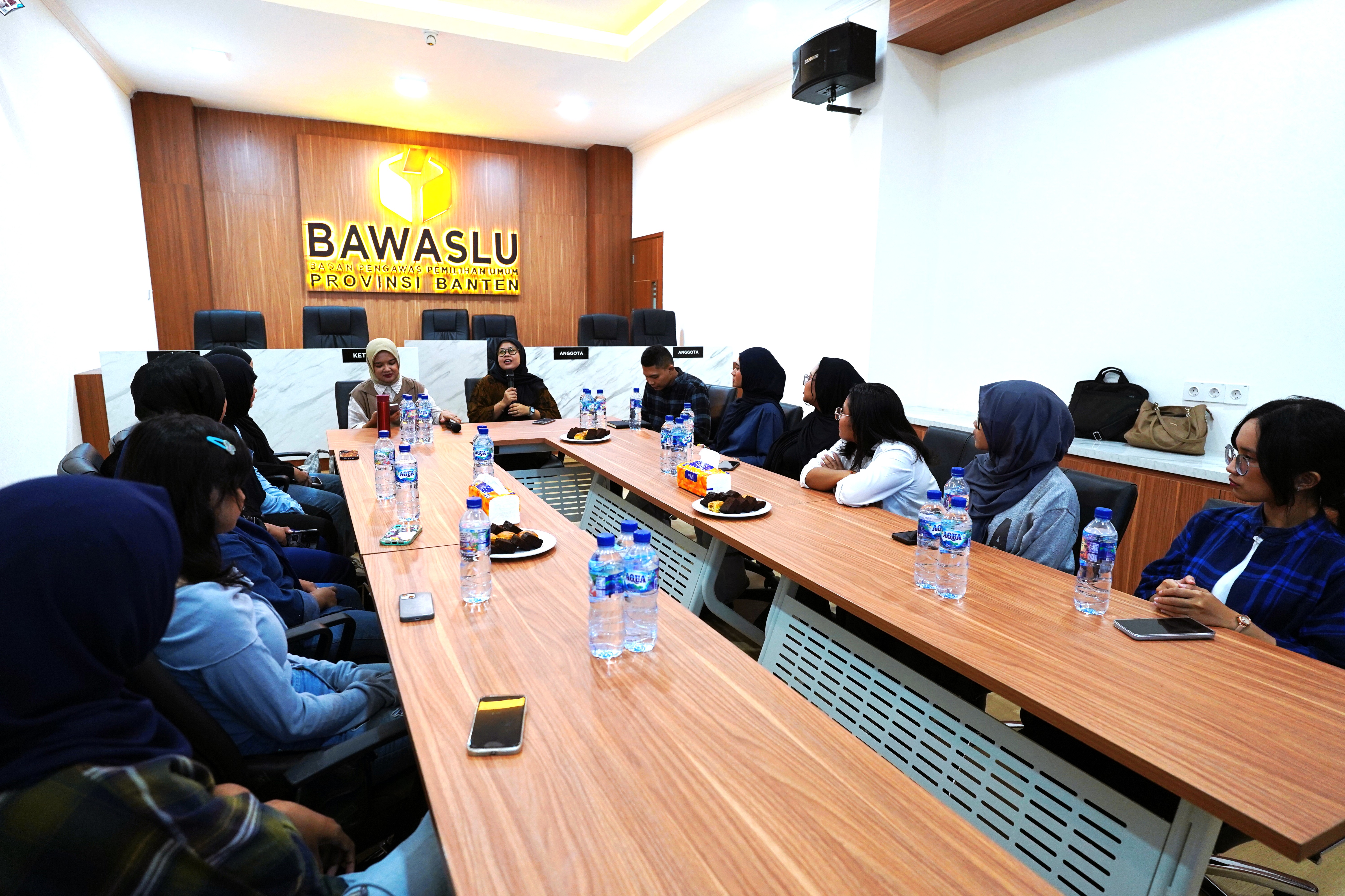 Bawaslu Banten berkolaborasi dengan Sarinah GMNI Serang dalam mendorong literasi demokrasi perempuan sebagai upaya menangkal disinformasi di ruang digital.