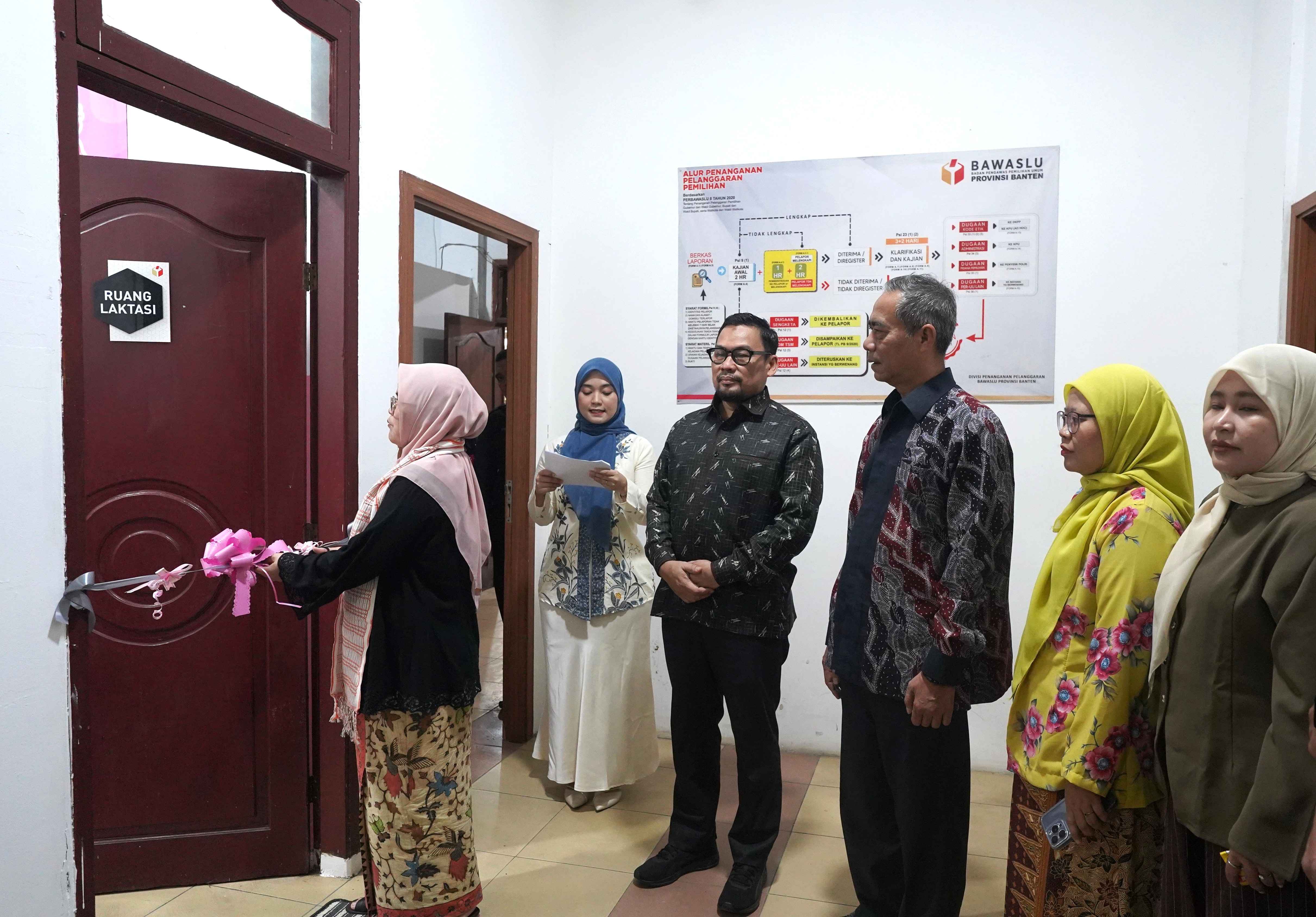 Anggota Bawaslu RI, Lolly Suhenty meresmikan Ruang Laktasi sebagai wujud komitmen dalam menghadirkan lingkungan kerja yang ramah bagi ibu menyusui serta mendukung pemenuhan hak perempuan dan anak di lingkungan kantor