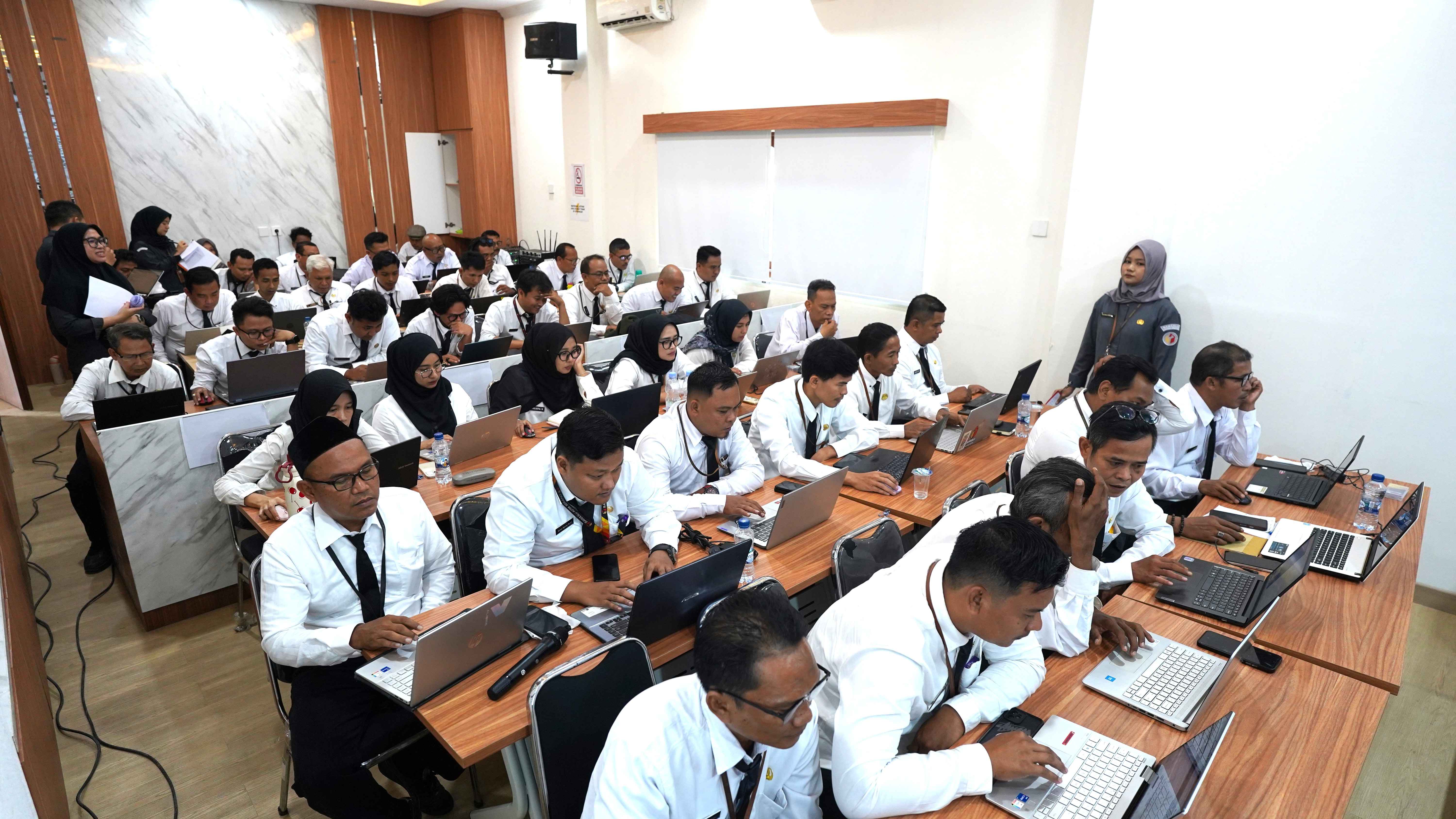 Peserta Mengikuti Sesi Pembelajaran pada Hari Pertama Kegiatan Orientasi, Senin (06/07/2026). 