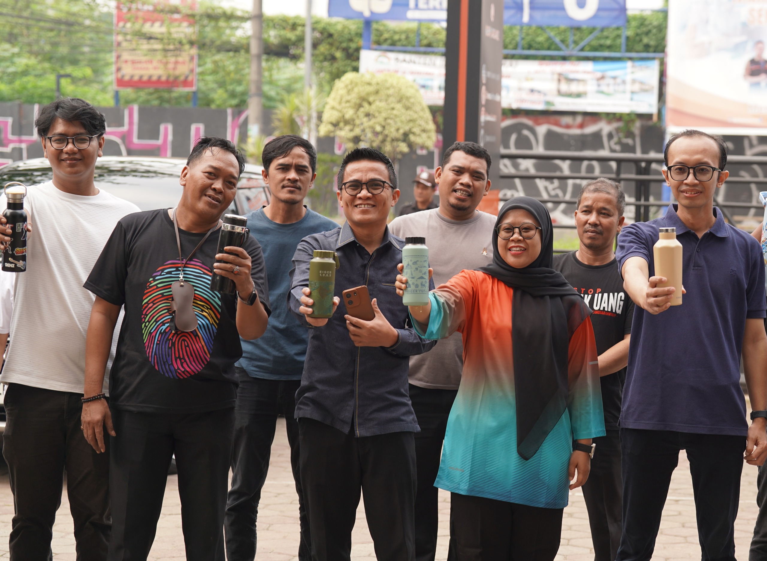 Bawaslu Banten Tindak Lanjuti Gerakan Green Office, Seluruh Pegawai Gelar Aksi Bersih Lingkungan Kantor