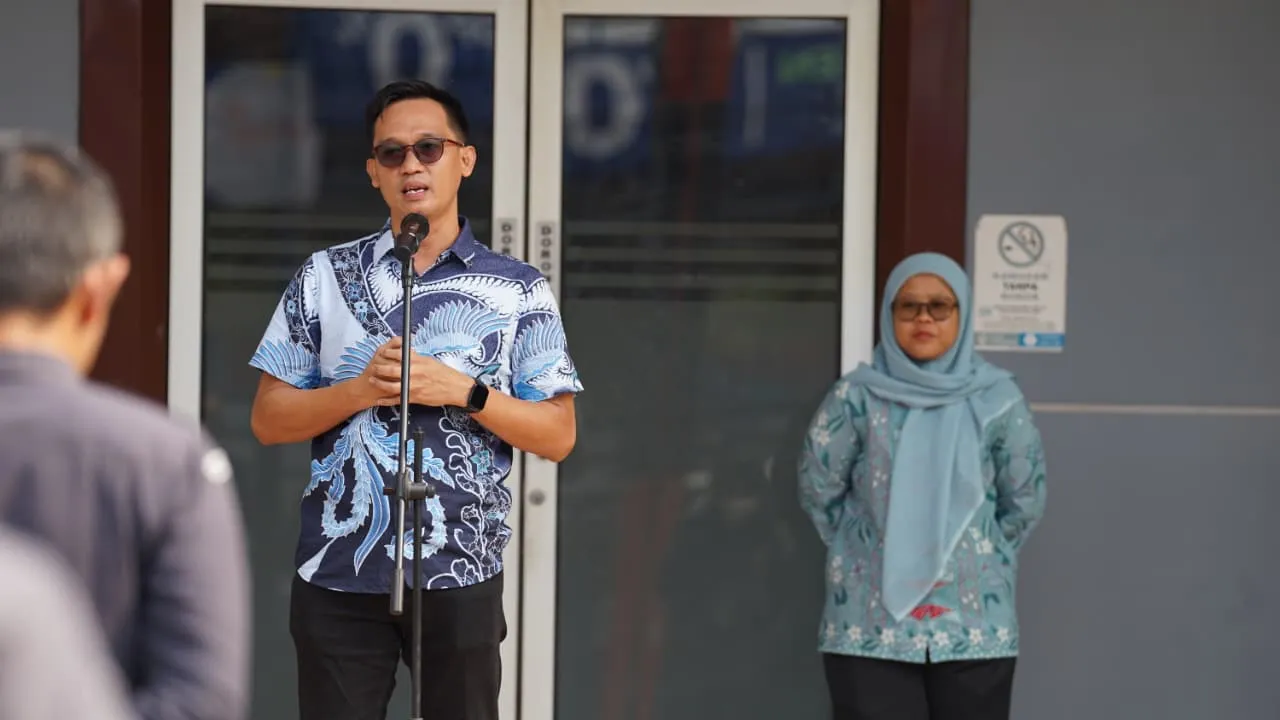 Sumantri, Anggota Bawaslu provinsi Banten saat menjadi pembina Apel pagi, Senin (26/10/2026)