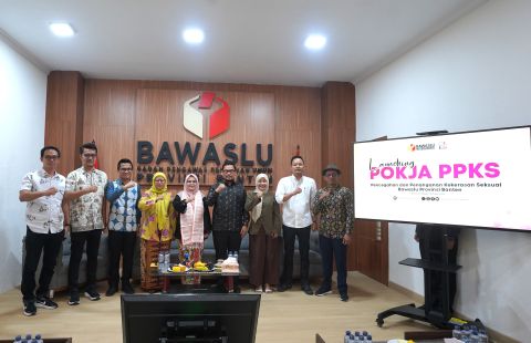 Anggota Bawaslu RI, Lolly Suhenty (tengah) bersama Pimpinan Bawaslu Provinsi Banten saat Launching Pokja PPKS.