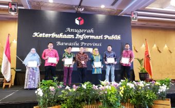 Bawaslu Banten Kembali Raih Predikat "Informatif" Pada Malam Anugerah KIP Bawaslu Provinsi Tahun 2022