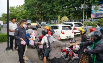 Bawaslu Banten Berbagi Takjil