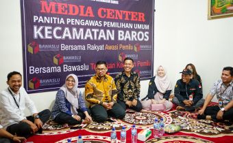 Lolly Beri Empat Pesan Kepada Panwascam Baros