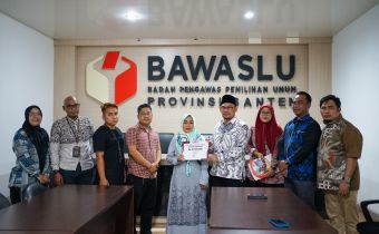 HUT Ke-16 Bawaslu, Bawaslu Banten Berikan Santunan Kepada Pengawas TPS yang Gugur dalam Tugas
