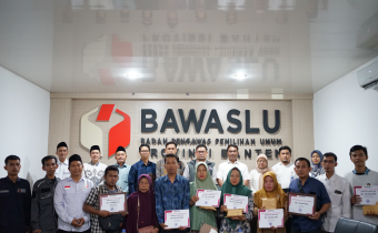 Bawaslu Banten Serahkan Santunan terhadap Panwascam dan PKD