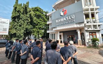 Barisan pegawai Bawaslu Provinsi Banten saat mengikuti apel rutin Senin pagi di halaman Kantor Bawaslu Provinsi Banten, Senin (5/1/2026).