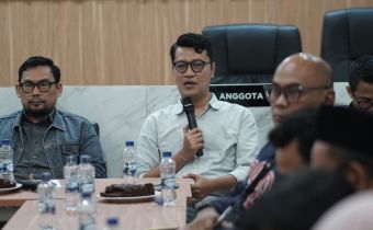 Anggota Bawaslu Provinsi Banten Ajat Munajat saat memberikan arahan dalam Rapat Konsolidasi Bawaslu Provinsi Banten Tahun 2026 yang dilaksanakan secara hybrid