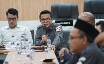 Anggota Bawaslu Provinsi Banten Badrul Munir saat memberikan arahan pada Rapat Konsolidasi Bawaslu Provinsi Banten Tahun 2026 yang digelar secara hybrid