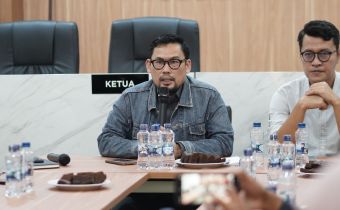 Ketua Bawaslu Provinsi Banten Ali Faisal saat memberikan arahan dalam Rapat Konsolidasi Bawaslu Provinsi Banten Tahun 2026 yang dilaksanakan secara hybrid