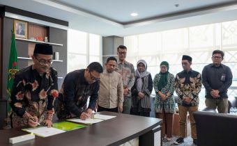 Prosesi Penandatanganan MOU oleh Ketua Bawaslu Provinsi Banten Ali Faisal dan Rektor UIN SMH Banten Prof. Dr. H. Muhammad Ishom, M.A di Kampus UIN SMH Banten, Kamis (13/11/2025).