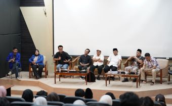 Anggota Bawaslu Provinsi Banten Ajat Munajat saat menjadi narasumber dalam kegiatan Mimbar Demokrasi yang diselenggarakan oleh Pergerakan Mahasiswa Islam Indonesia (PMII), Senin (02/02/2026).