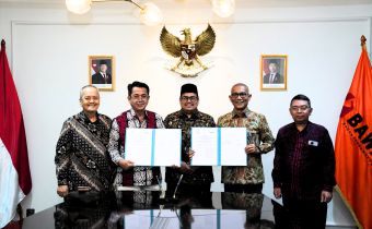 Keterangan Foto (kiri-kanan) Prof. Dr. Wazin, M.Si, Prof. Dr. Wasehudin, M.Si, Dr. Rahmat Bagja, SH., LLM  Drs. Ferdidan Eskol Sirait, MH., ME, dan Prof. Dr. Itang, MA