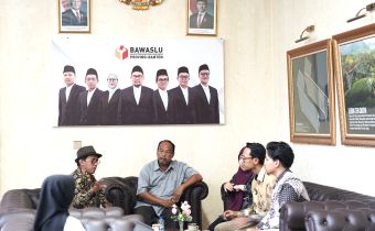 Badan Pengawas Pemilu (Bawaslu) Provinsi Banten menjalin sinergi dengan Perhimpunan Mahasiswa Hukum Indonesia (PERMAHI) dalam upaya memperkuat pengawasan partisipatif serta mencegah praktik politik uang