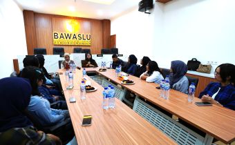 Bawaslu Banten berkolaborasi dengan Sarinah GMNI Serang dalam mendorong literasi demokrasi perempuan sebagai upaya menangkal disinformasi di ruang digital.