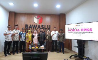 Anggota Bawaslu RI, Lolly Suhenty (tengah) bersama Pimpinan Bawaslu Provinsi Banten saat Launching Pokja PPKS.