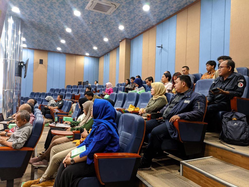 Peserta sosialisasi menyimak materi yang dijelaskan oleh Anggota Bawaslu Provinsi Banten, Badrul Munir. Foto : Deva