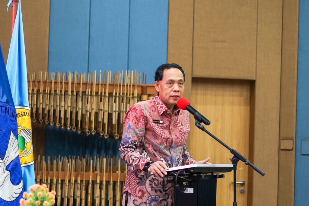 Prof. Dr. Ir. H. Fatah Sulaiman, ST., MT memberikan sambutan terhadap peserta sosialisasi. Foto : Deva